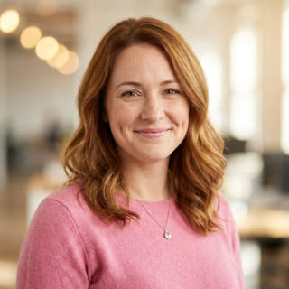 Emily Watson, șefă a departamentului de asistență pentru clienți la Temeinic Sporanță, într-o imagine de profil